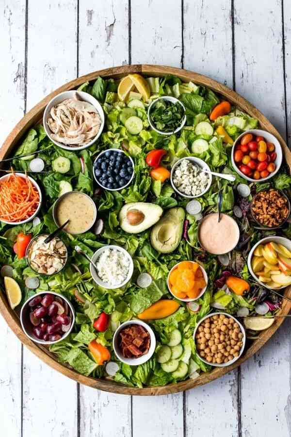 Mesa con frutas frescas, vegetales y alimentos naturales sobre fondo claro